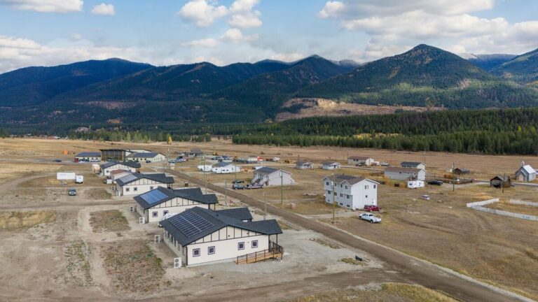 Affordable housing development in Yaq̓it ʔa·knuqⱡi’it welcomes residents